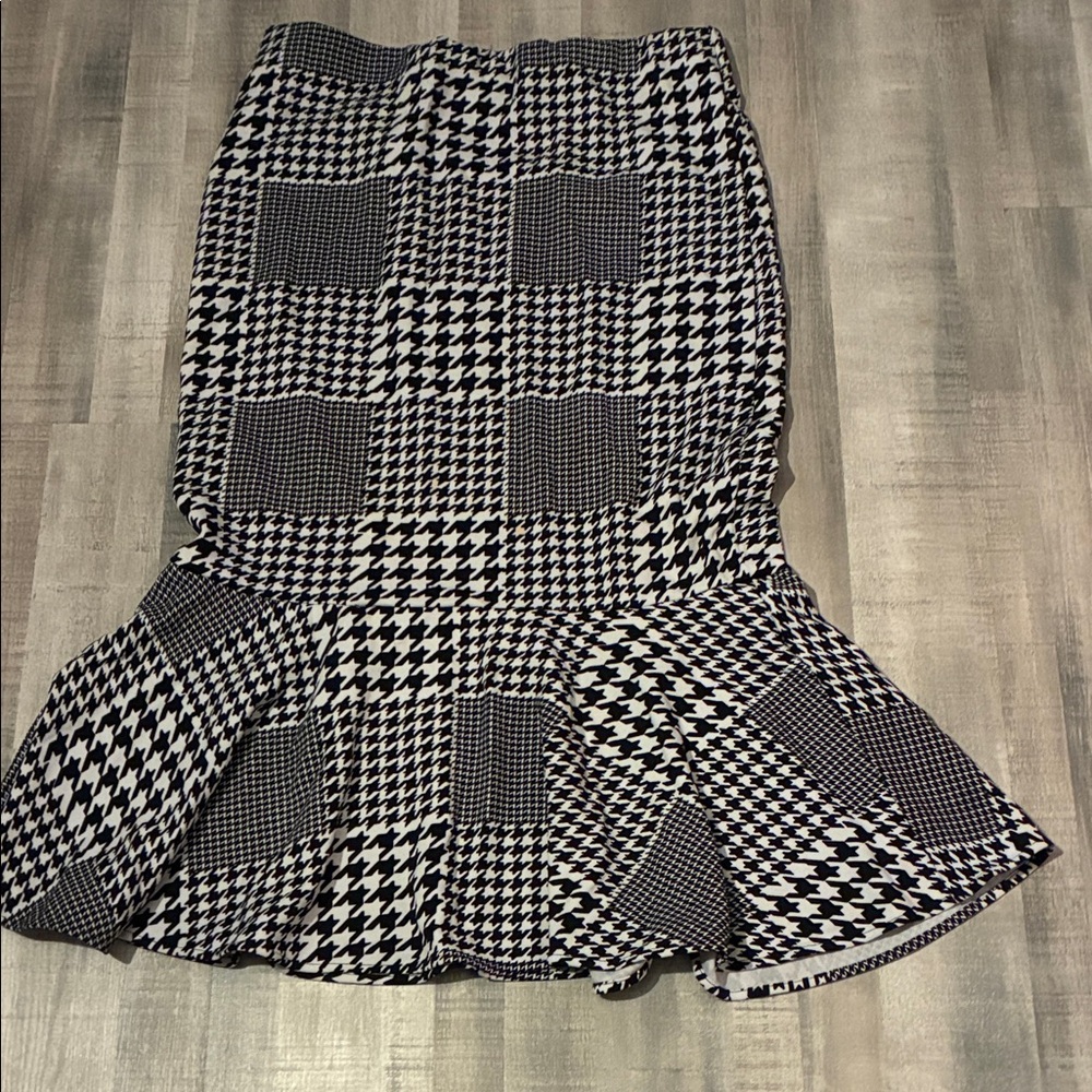 Chic Black and White Houndstooth Midi Skirt